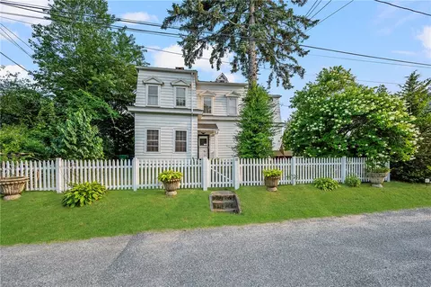 10 Hendricks St, South Kingstown, RI 02879