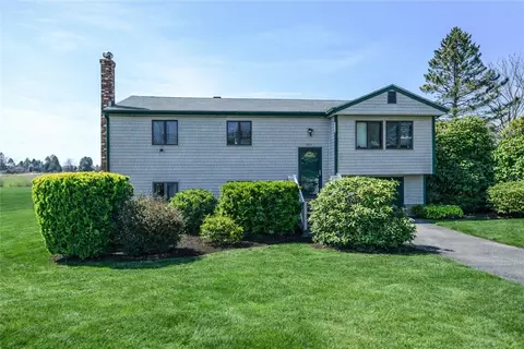 303 Middle Rd, Portsmouth, RI 02871