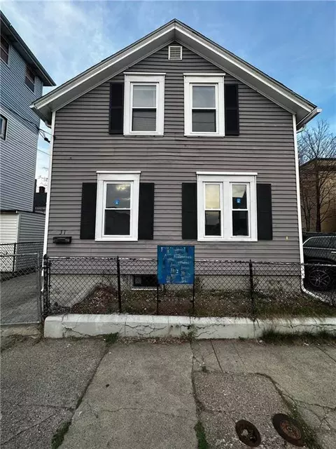 31 Bagley St, Pawtucket, RI 02860