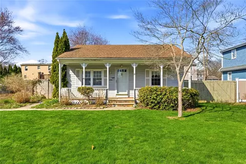 19 Opechee Dr, Bristol, RI 02809