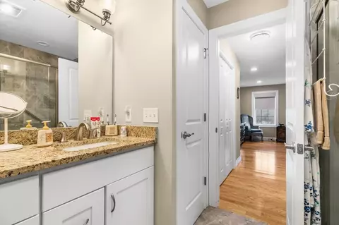 Entry Way - 16 Bailey Brook Ct, Middletown, RI 02842 photo 8 of 10