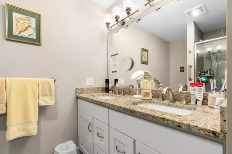 Bath - 16 Bailey Brook Ct, Middletown, RI 02842 photo 2 of 5
