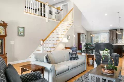 Entry Way - 16 Bailey Brook Ct, Middletown, RI 02842 photo 4 of 10