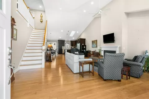 Entry Way - 16 Bailey Brook Ct, Middletown, RI 02842 photo 1 of 10