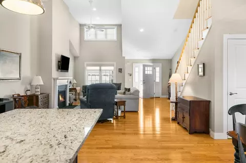 Entry Way - 16 Bailey Brook Ct, Middletown, RI 02842 photo 5 of 10