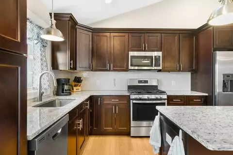 Kitchen - 16 Bailey Brook Ct, Middletown, RI 02842 photo 3 of 4