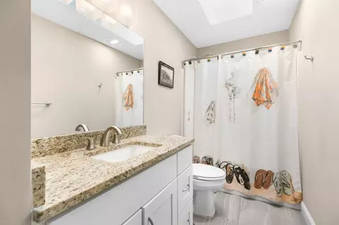 Bath - 16 Bailey Brook Ct, Middletown, RI 02842 photo 4 of 5
