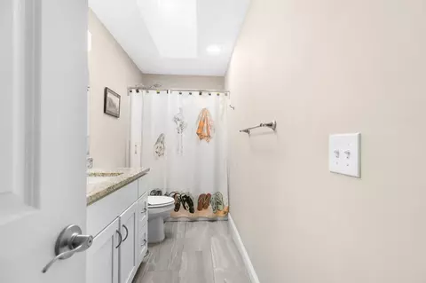 Bath - 16 Bailey Brook Ct, Middletown, RI 02842 photo 3 of 5