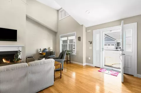 Entry Way - 16 Bailey Brook Ct, Middletown, RI 02842 photo 3 of 10