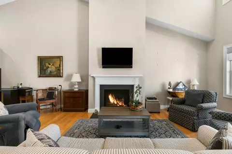 Living - 16 Bailey Brook Ct, Middletown, RI 02842 photo 2 of 5