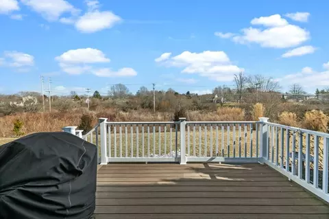 Exterior - 16 Bailey Brook Ct, Middletown, RI 02842 photo 3 of 5