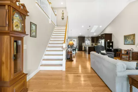 Entry Way - 16 Bailey Brook Ct, Middletown, RI 02842 photo 2 of 10
