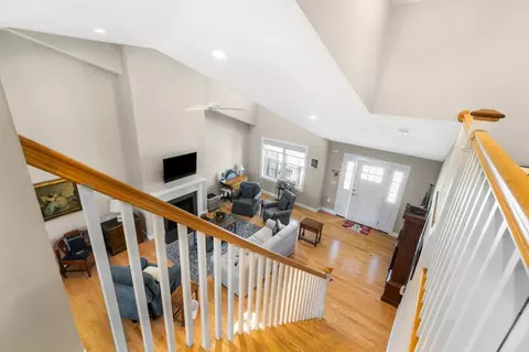 Entry Way - 16 Bailey Brook Ct, Middletown, RI 02842 photo 9 of 10