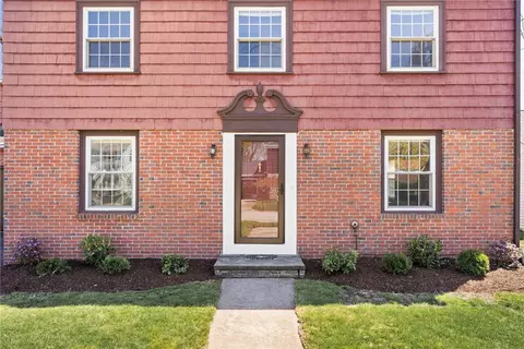 18 Huntington Dr, Rumford, RI 02916