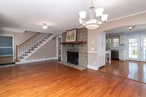 Living - 41 Bruce Ln, Warwick, RI 02886 photo 2 of 5