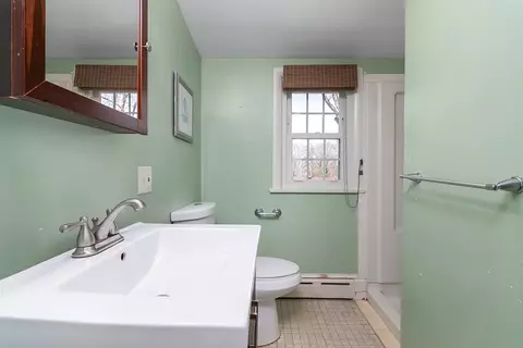 Bath - 41 Bruce Ln, Warwick, RI 02886 photo 2 of 3