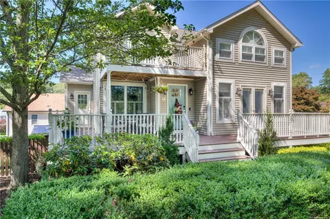 110 Lake View Rd, Cranston, RI 02920