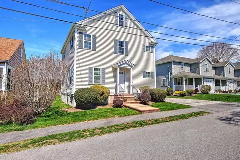31 Garfield Ave, Bristol, RI 02809