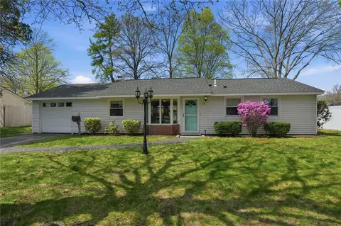 17 Gloucester St, Warwick, RI 02886