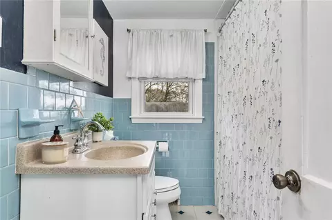 Bath - 104 Larkin Ave, Warwick, RI 02886 photo 1 of 2