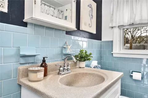 Bath - 104 Larkin Ave, Warwick, RI 02886 photo 2 of 2