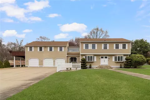 99 Blackstone Ave, Warwick, RI 02889