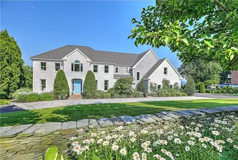 105 Heidi Dr, Portsmouth, RI 02871
