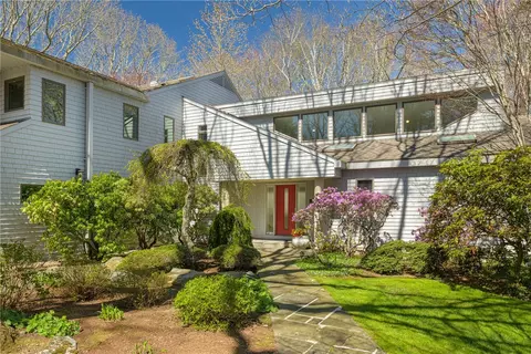125 Woodruff Ave, Narragansett, RI 02882