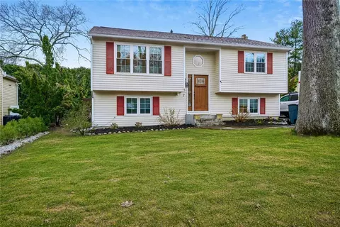 8 Sweet Fern Trl, Saunderstown, RI 02874