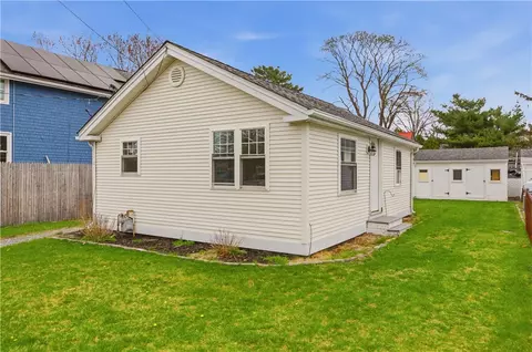 11 Leslie Ave, Barrington, RI 02806