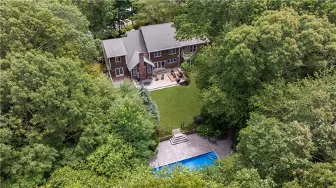 258 Woodridge Dr, Saunderstown, RI 02874