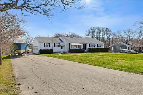 10 Brayton Rd, Tiverton, RI 02878