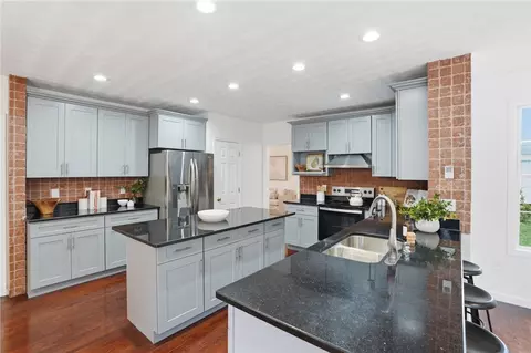 Kitchen - 94 Castle Rocks Rd, Warwick, RI 02886 photo 2 of 6