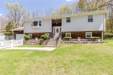 4 Clark Rd, Smithfield, RI 02917