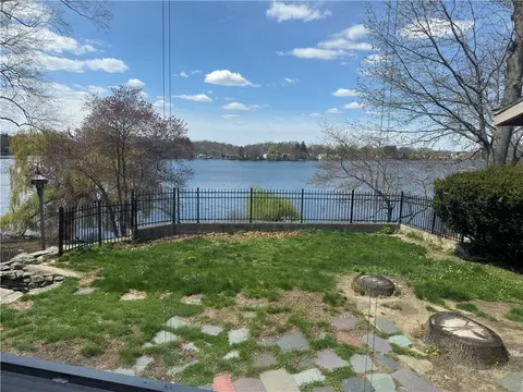 157 Betsey Williams Dr, Warwick, RI 02889