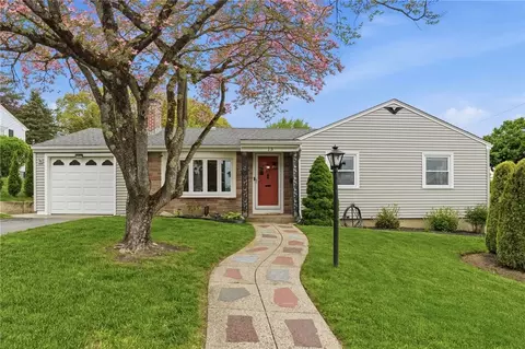 13 Garden Dr, Lincoln, RI 02865