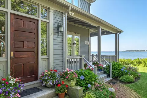 8 Walley St, Bristol, RI 02809