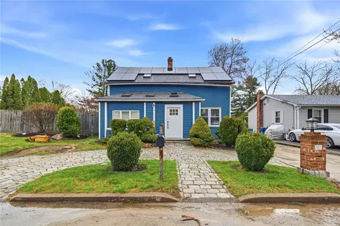 15 Versailles St, Cranston, RI 02920