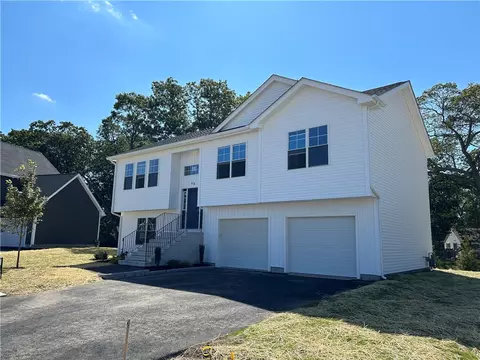 76 Red Maple Ln, Warwick, RI 02886