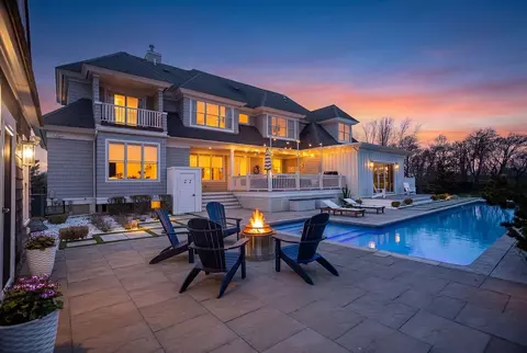 99 Meadowlark Ln, Portsmouth, RI 02871