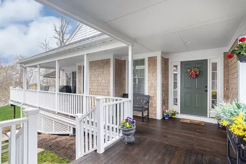 42 Ferry Landing Cir, Portsmouth, RI 02871