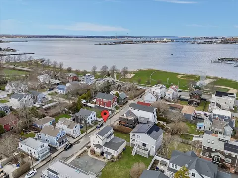 32 Houston Ave, Newport, RI 02840