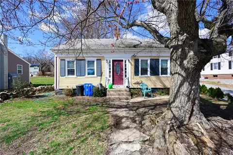 196 Simmonsville Ave, Johnston, RI 02919