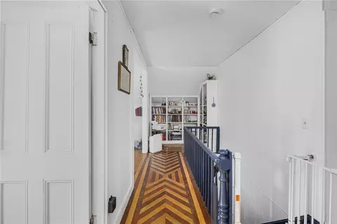 Entry Way - 599 E Main Rd, Middletown, RI 02842 photo 3 of 4