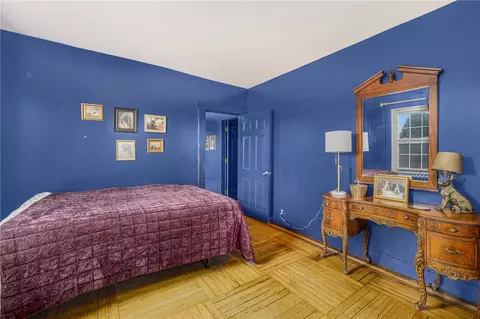 Bedroom - 599 E Main Rd, Middletown, RI 02842 photo 3 of 6