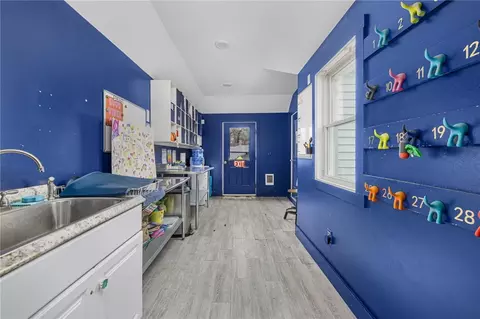 Entry Way - 599 E Main Rd, Middletown, RI 02842 photo 1 of 4