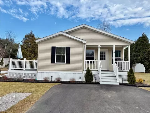 16 Valiant Dr, Coventry, RI 02816