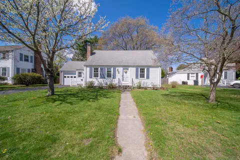 33 Pilgrim Dr, Warwick, RI 02888