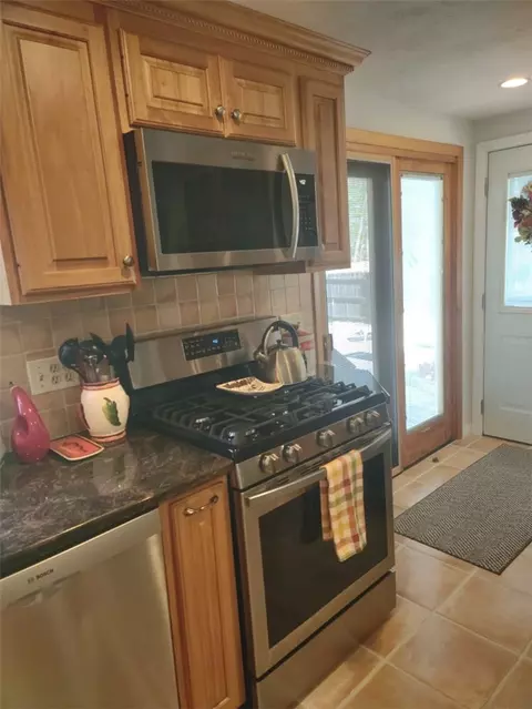 Kitchen - 26 Potomac Rd, Warwick, RI 02888 photo 4 of 6