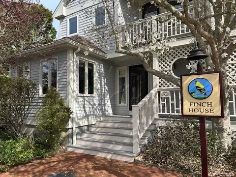 15 Hammersmith Rd, Newport, RI 02840